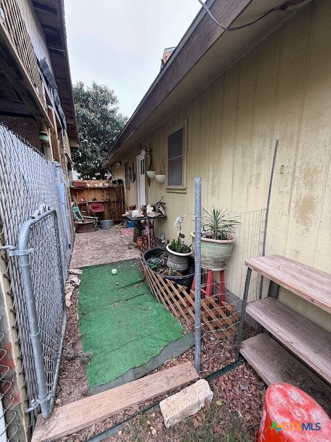 Building Photo - 1800 Charter Oak Dr