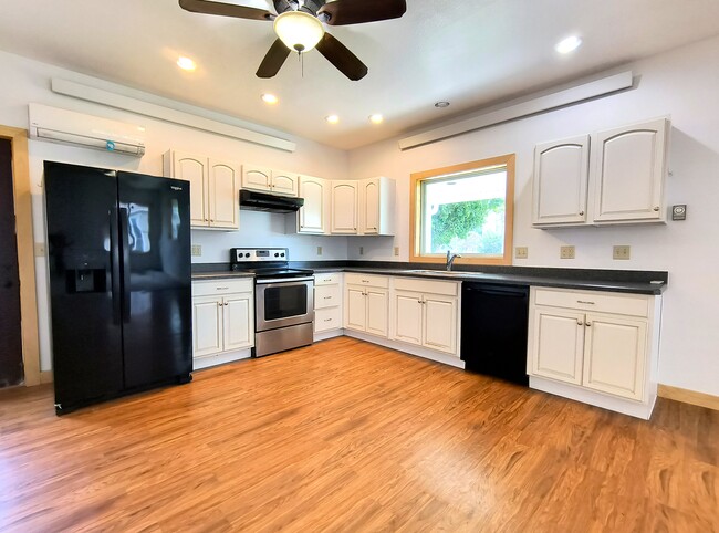 Photo - 504 Decorah Ave Unidad 1