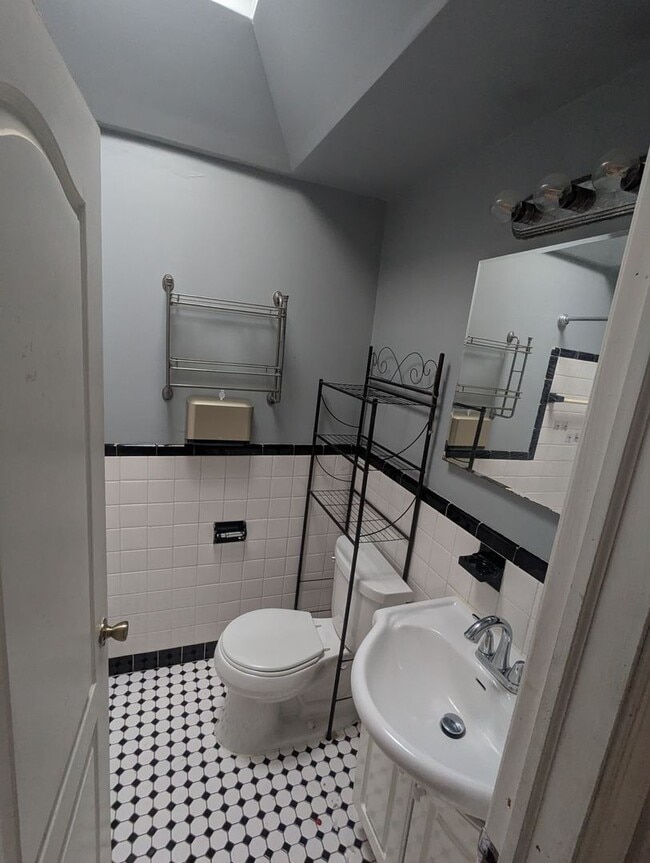 Photo - Spacious 3BR Home in Overbrook Park – Front Yard, Modern Kitchen, Washer and Dryer & Basement