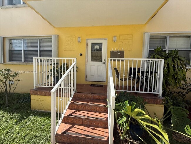 Photo - 7720 Byron Ave Unidad 4