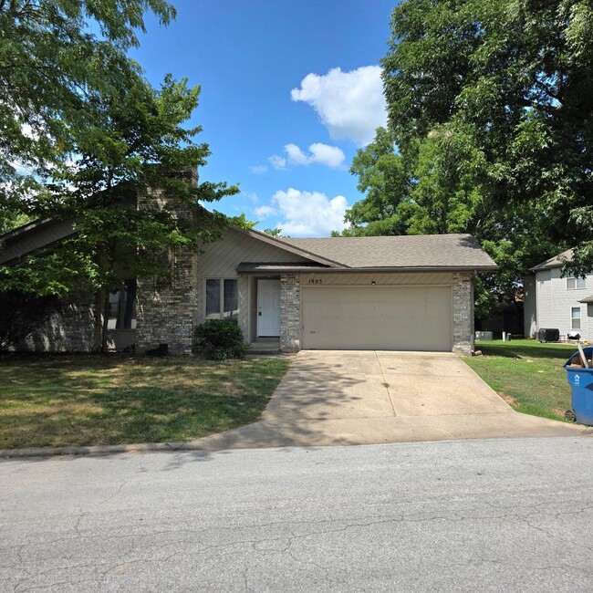 Building Photo - 2 Bed / 2 Bath / 2-Car Garage Duplex in a Great Nixa Neighborhood!