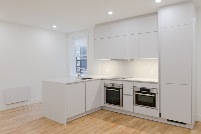 Photo - 2100 Rue du Fort Unit 406