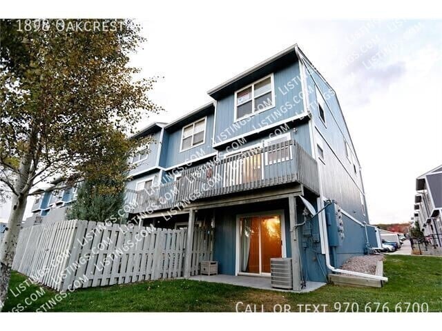 Building Photo - 1898 Oakcrest Cir