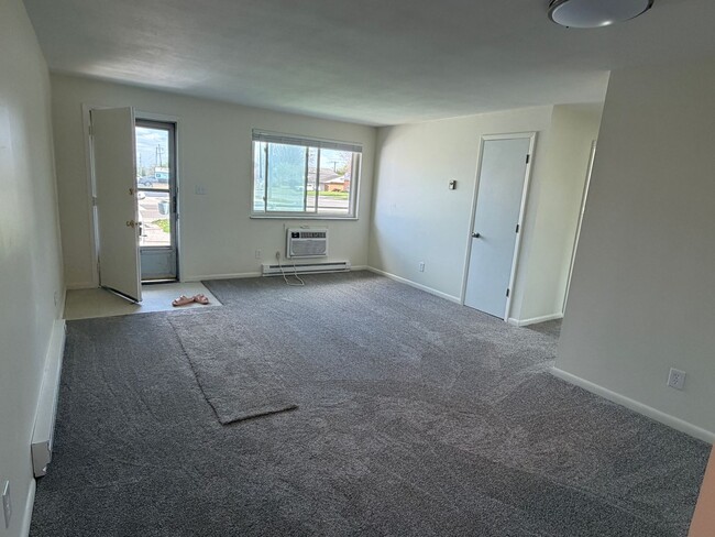 Photo - Riverside 2 bedroom/ 1.5 bath Newly Renovated Unidad 4632 Eastman Avenue