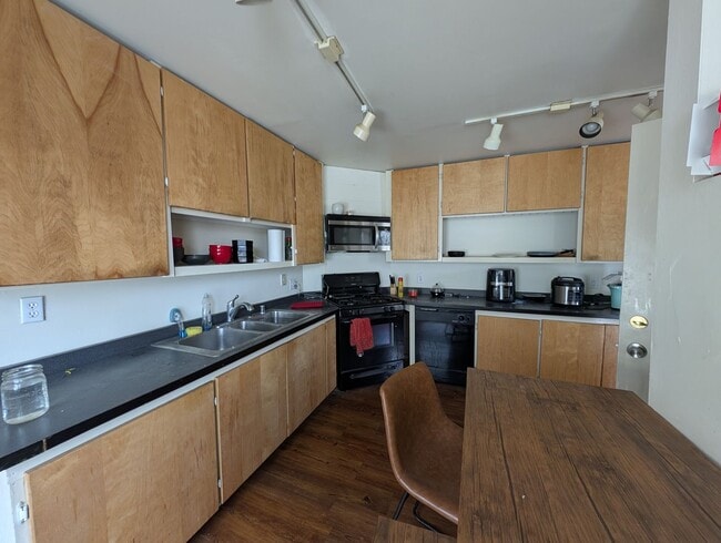 Building Photo - 3246-3246 N Oakland Ave