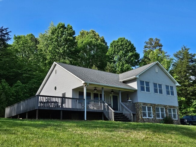 IMMACULATE TRI-LEVEL HOME IN BLUFF CITY! - IMMACULATE TRI-LEVEL HOME IN BLUFF CITY!