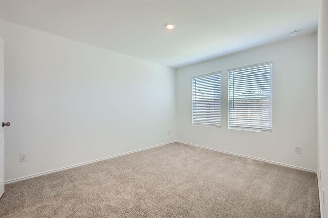 Photo - 206 Sambre St