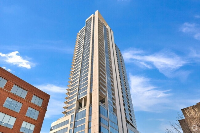 Building Photo - 303 W Ohio St Unit 2105 Rental
