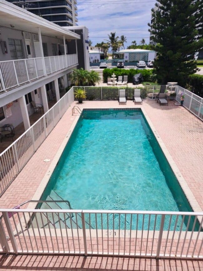 Building Photo - 819 N Ocean Blvd Rental