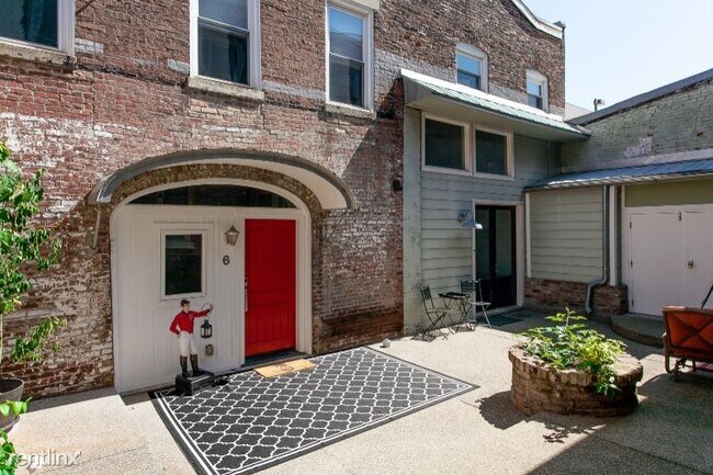 Photo - 325 E Market St
