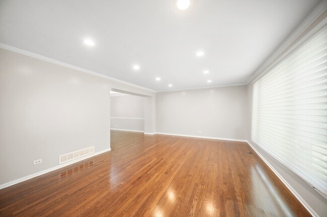 Photo - 310 Chesterfield Ln