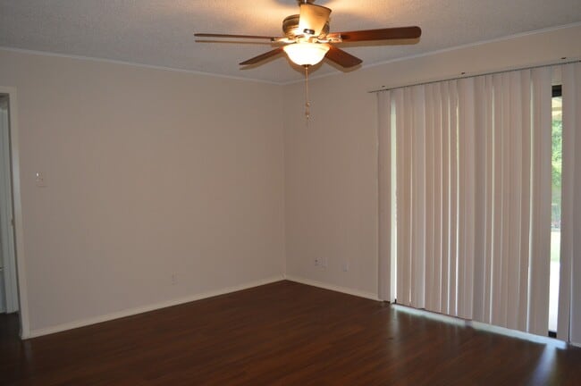 Building Photo - Beautiful remodeled 3 bed 2 bath home in L...