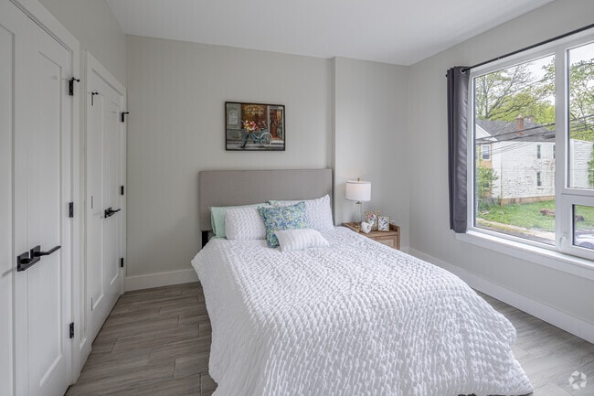 2HAB, 1BA - 1,035F - 2do dormitorio - 124-130 Ellis Ave