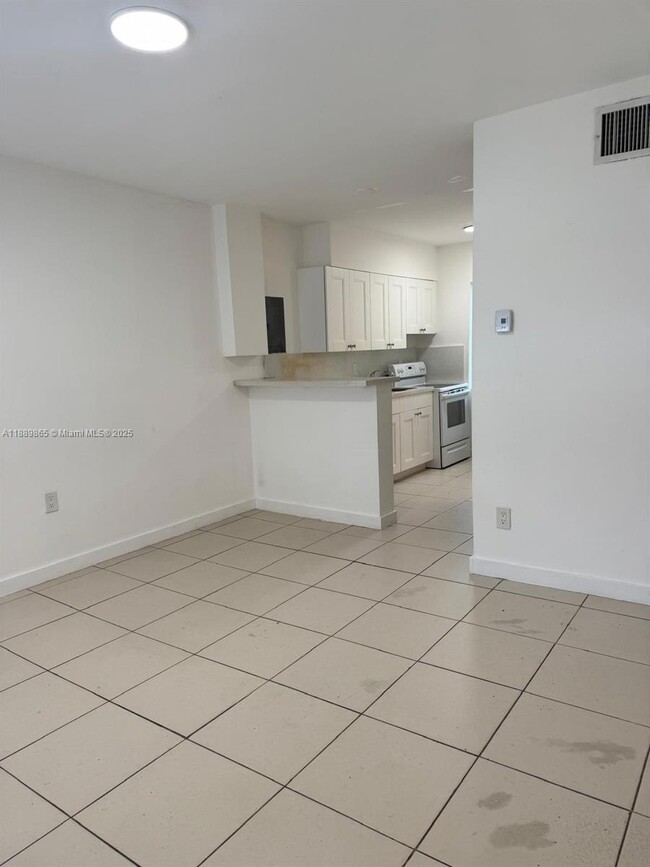 Photo - 680 NE 88th Terrace Unidad 9