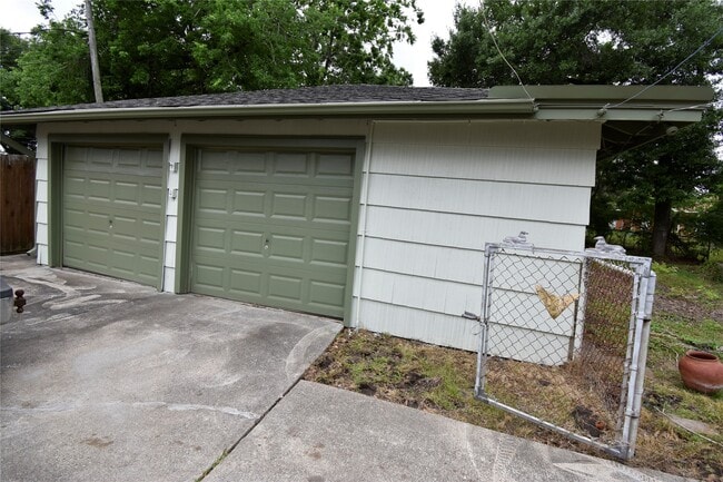 Photo - 1706 Oaks Dr