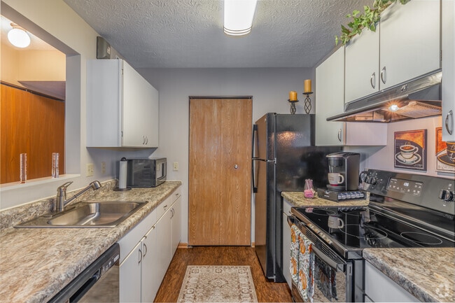 2BR, 2BA - 990SF - Kitchen - Forest Ridge