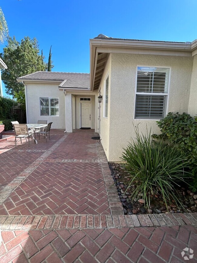 Building Photo - Beautiful Single-Level 4 Bedroom 3 Bathroo... Rental