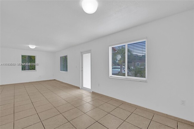 Photo - 2747 SW 17th St Unidad 0