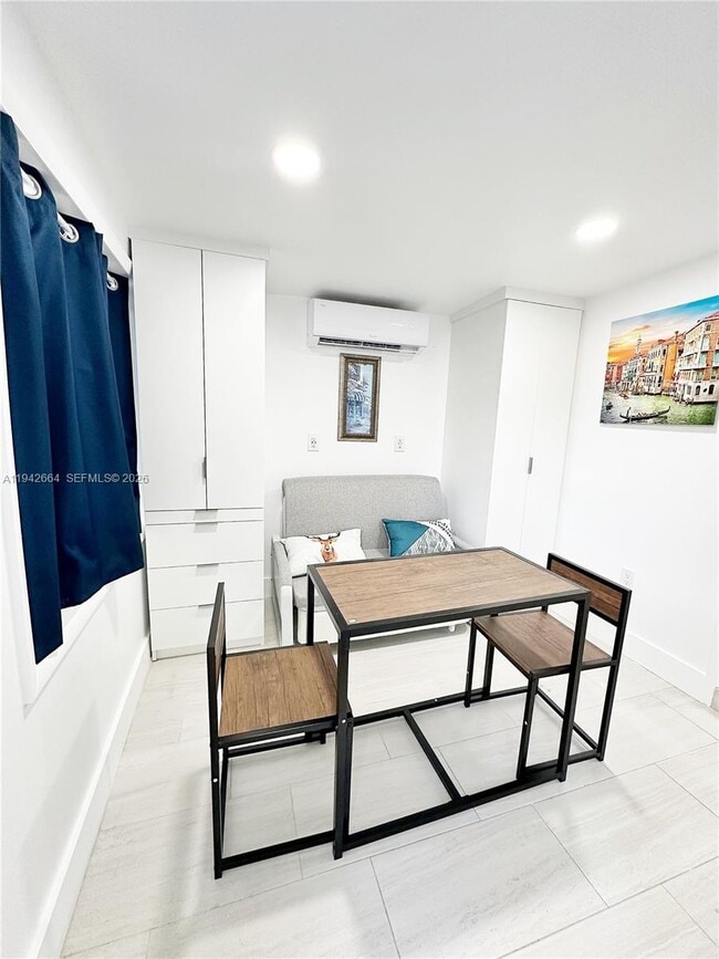 Building Photo - 2400 NW 9th St Unit 3