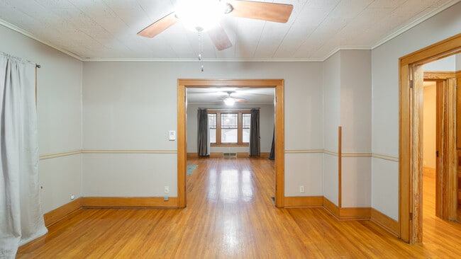 Photo - 916 W 1st St