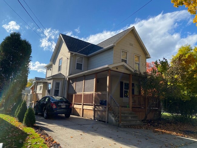 Furnished 2 bedrooms apartment - 923 Davis St