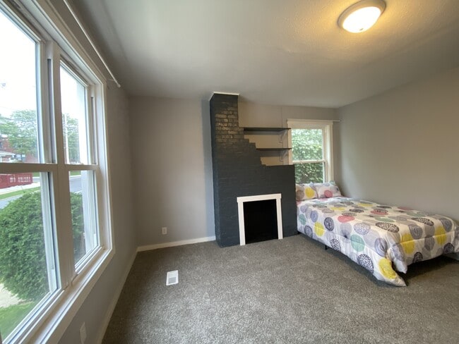 Photo - 712 School St