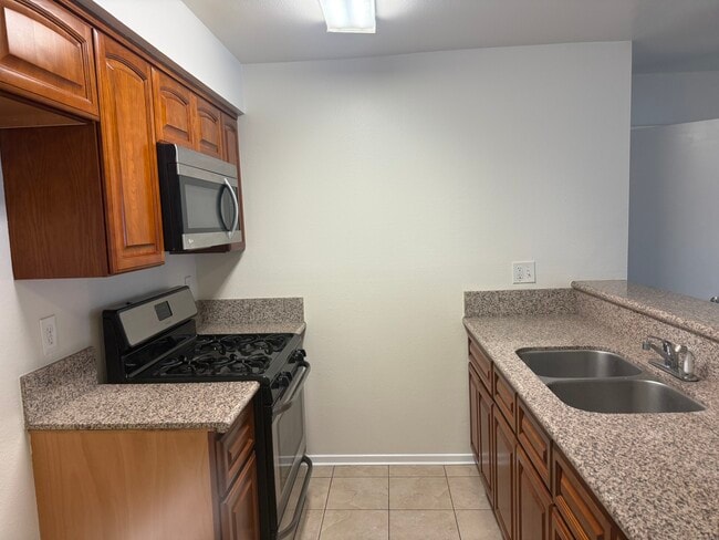 Building Photo - 1357 Armadale Ave Unit 9