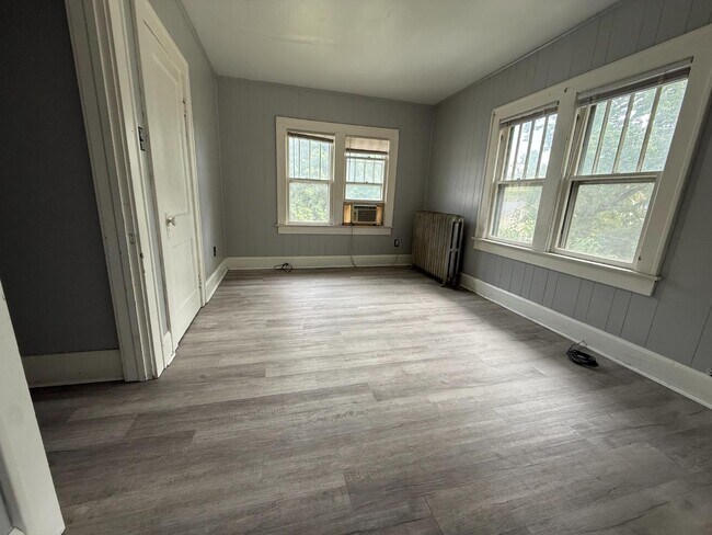 1033 N 7th St