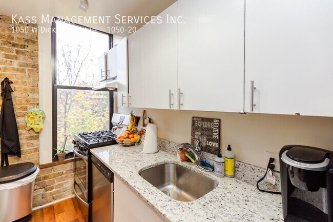 Photo - 1050 W Dickens Ave Apartment Unit 1050-20