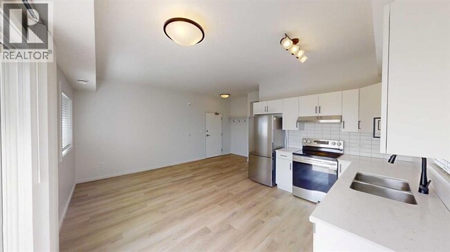 Photo - 10101-10105 105 Ave