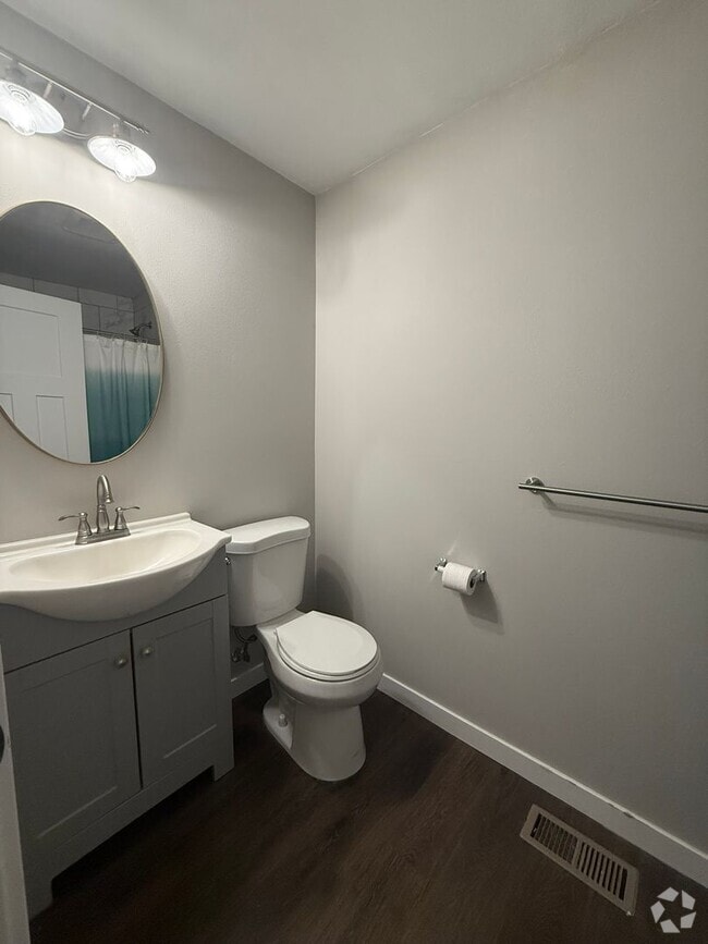 Building Photo - Beautifully renovated Pet Friendly Two Bed... Rental