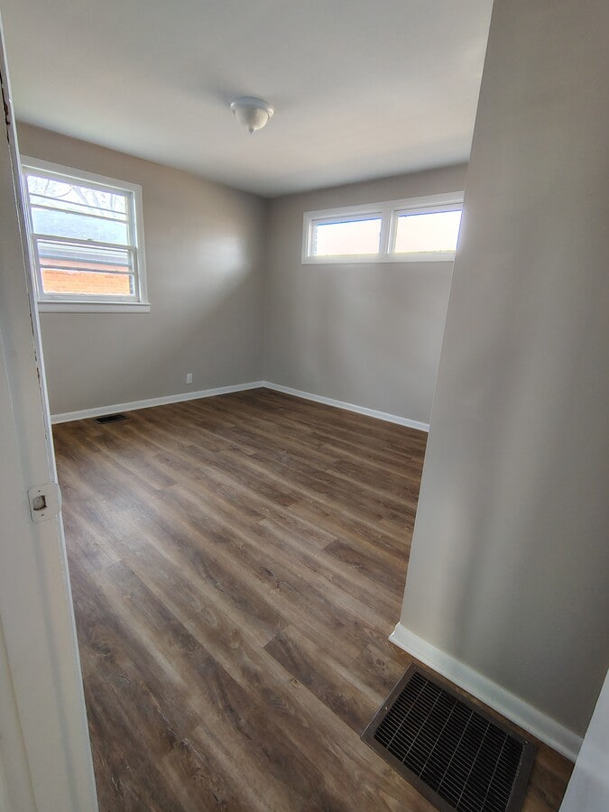 Photo - 293 Garry Dr