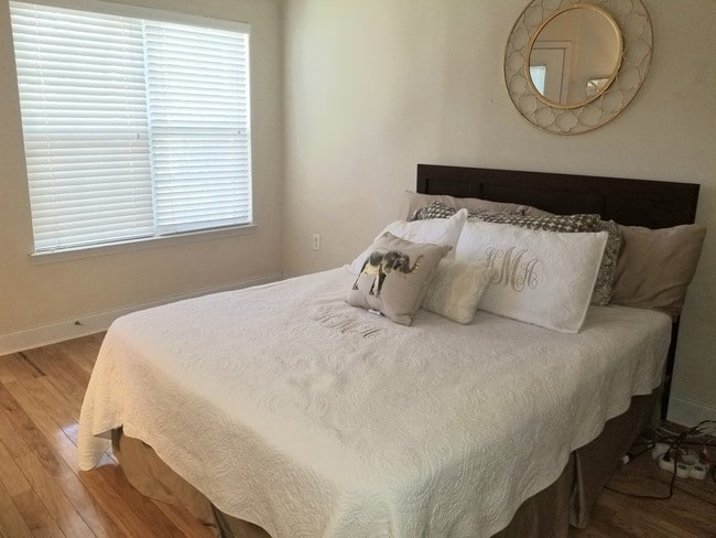 Building Photo - 2021 Basildon Rd Unit 2021