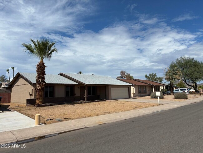 Photo - 602 W Wickieup Ln