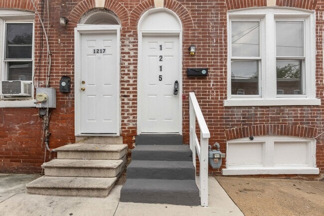 Building Photo - 1215 W 3rd St Rental