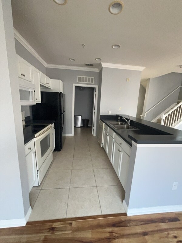 Photo - 2550 Grand Central Pkwy