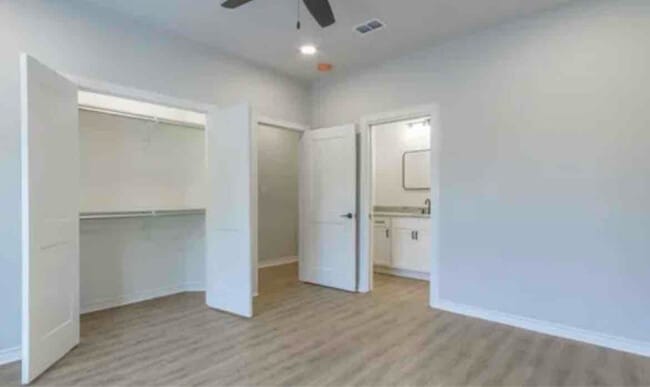 Photo - 2112 Oak Hollow St Unit B