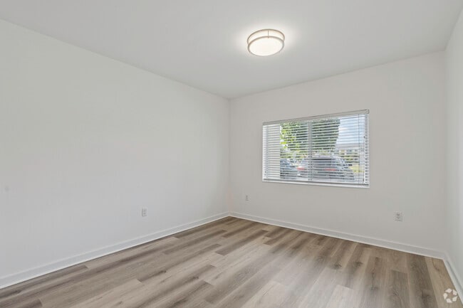 3BR, 2BA - 1,091SF