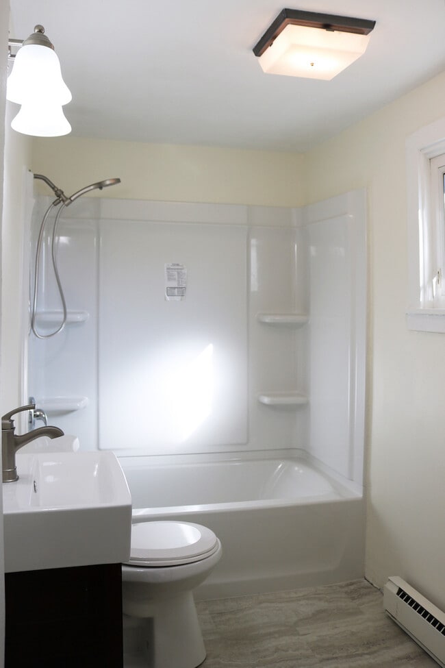 Newly-renovated bathroom - 34A Royal Ave Unit 34A Royal Ave