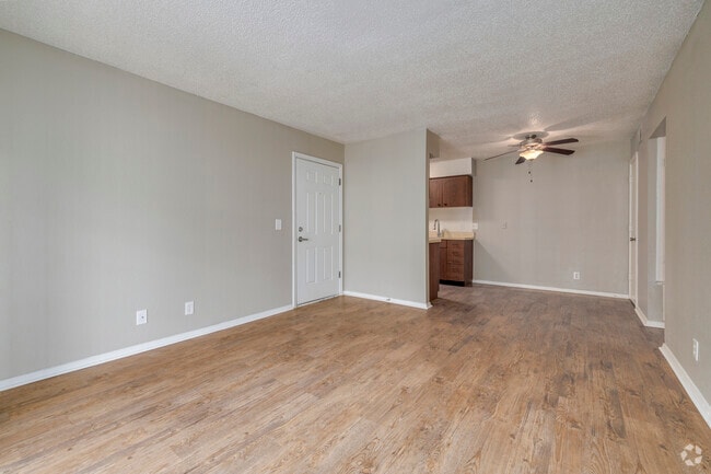 1BR, 1BA - 653SF - Living Room