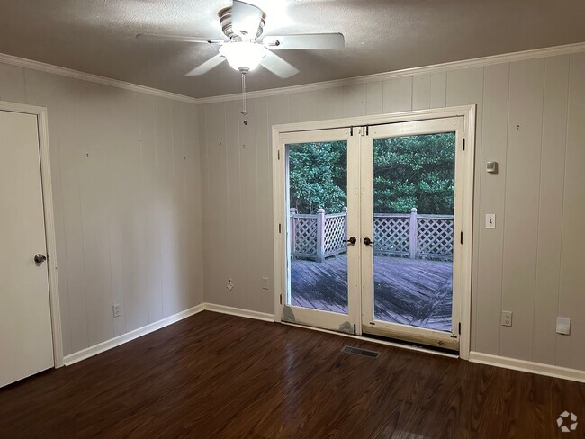 Building Photo - 2 bedroom 1 and a half bath brick home in ...