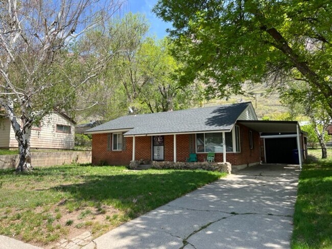 Beautiful home with garage, carport and fe... - Beautiful home with garage, carport and fe...