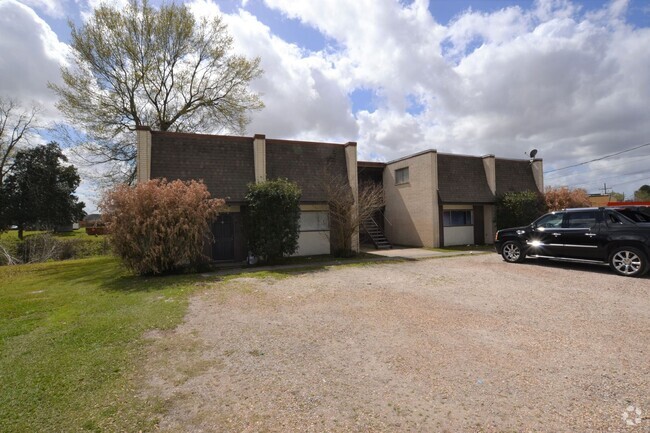 Building Photo - Fully Furnished!  2 bedroom 1 bath townhou... Rental