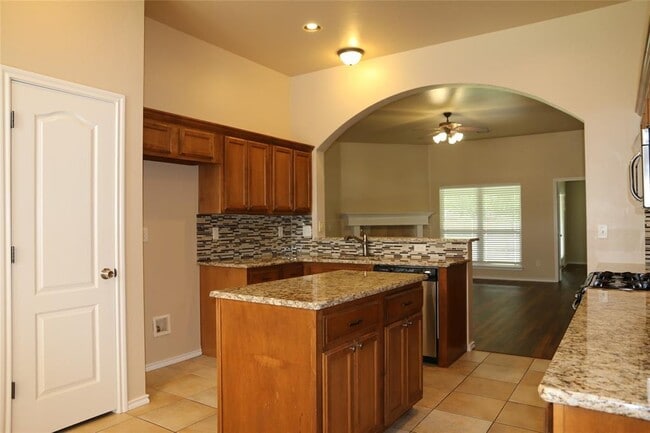 Photo - 905 Renita Way