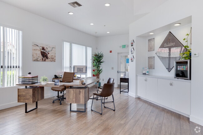 Oficina de arrendamiento - The Colony Apartments