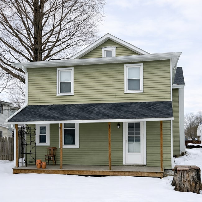 Building Photo - 704 W Main St