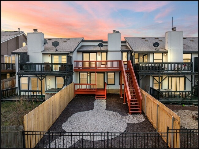 Building Photo - EAST2746 Unit 1