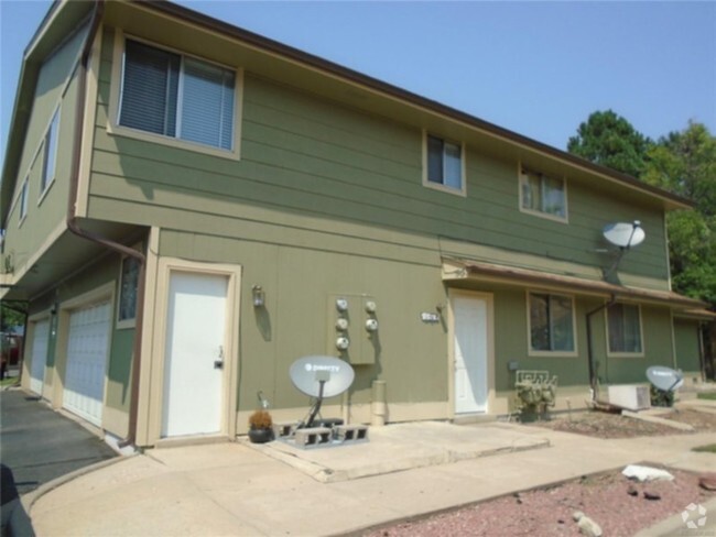 Building Photo - Section 8 welcome!!  3 bed 2 bath Condo wi... Unit D