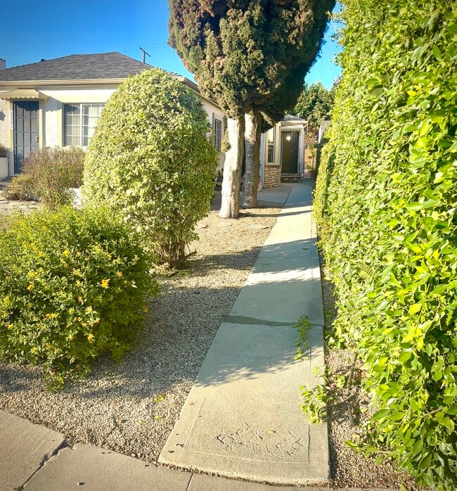 Photo - 8523 Pickford St Unidad Beverlywood Triplex