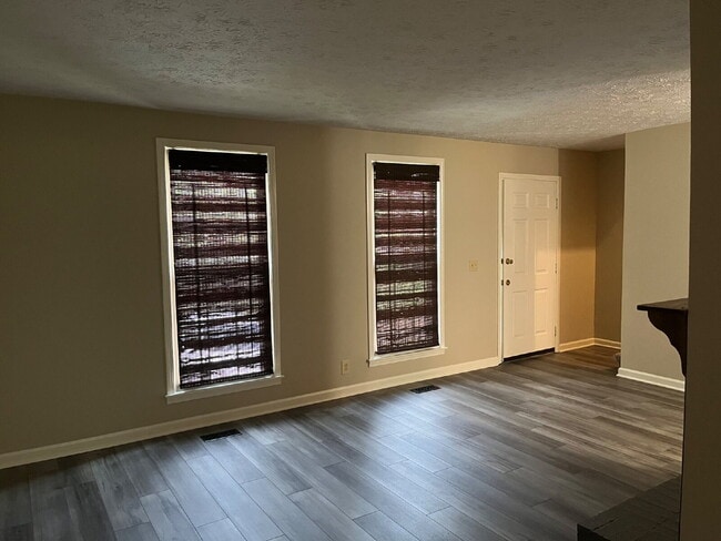 Photo - "Charming 2-Bed, 2.5-Bath Townhouse Retreat in Nashville - 1,242 Sq. Ft. of Comfort!"
Lawn Care I...